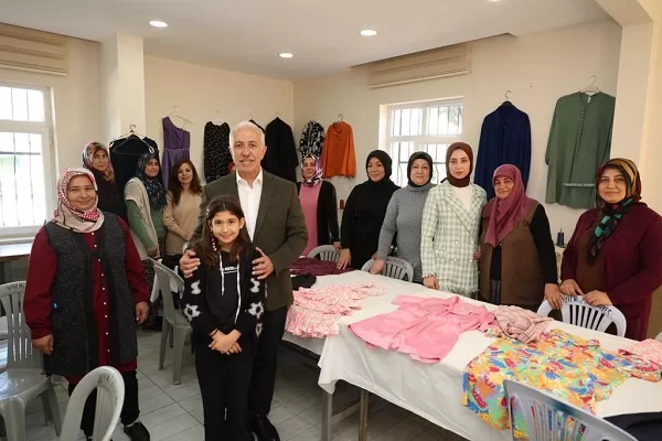 Akdeniz Belediyesinin mahallere açtığı kültür sanat evleri, kadınların hayatını değiştirmeye