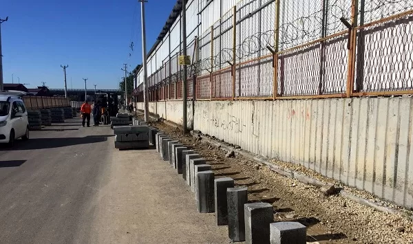 Akdeniz Belediyesi, sıcak veya soğuk asfalt kaplama hizmetini sürdürürken, eksik