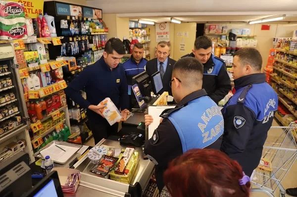Akdeniz Belediyesi Zabıta Müdürlüğü ekipleri, ilçe sınırlarında bulunan zincir marketlere