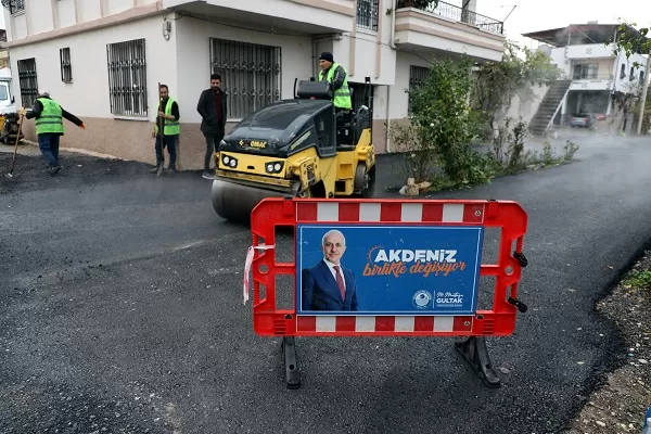 Hem soğuk hem sıcak asfalt kaplama çalışmalarına aralıksız devam eden