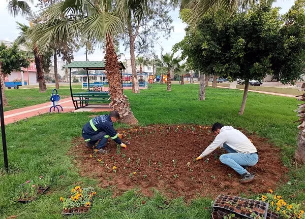 Akdeniz Belediyesi, ilçe genelinde bulunan yüzlerce park, bahçe ve yeşil