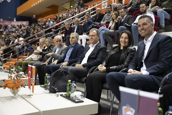 Mersin Büyükşehir Belediye Başkanı Vahap Seçer, Mersin Çukurova Basketbol Kulübü’nün