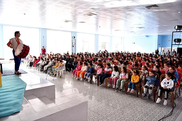‘Tiyatro izlemeyen çocuk kalmasın’ şiarıyla Mersin’in tüm ilçelerini tiyatroyla buluşturan