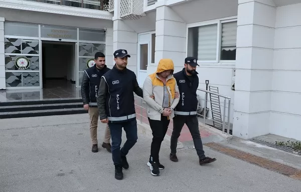 MERSİN (ACİL HABER)-Mersin’de INTERPOL (Uluslararası Kriminal Polis Teşkilatı) tarafından dolandırıcılık