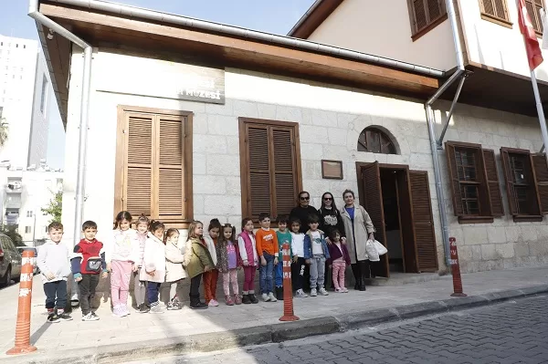 Mersin’in geçmişine yolculuk imkânı sunan, şehrin hafızasını yaşatan, kente iz
