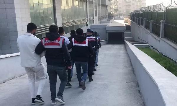 Mersin İl Jandarma Komutanlığı ekipleri aranan şahıslara yönelik icra ettiği