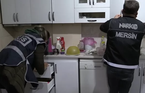 Mersin polisi, uluslararası uyuşturucu ticaretinden aranan yabancı uyruklu bir kişiyi