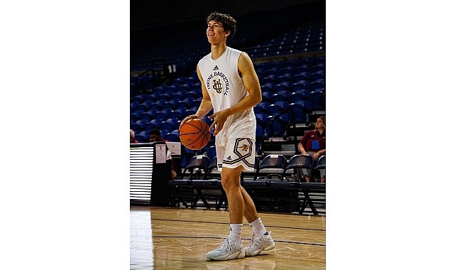 UC Irvine formasıyla NCAA kariyerine adım atan Derin Saran, performansıyla