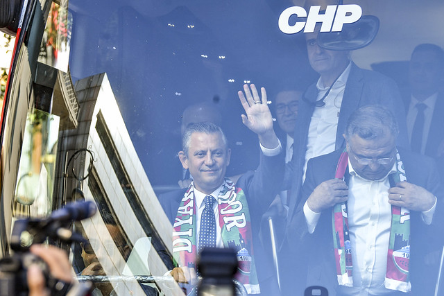 CHP Genel Başkanı Özgür Özel, Diyarbakır’da esnaf ve vatandaşlarla bir