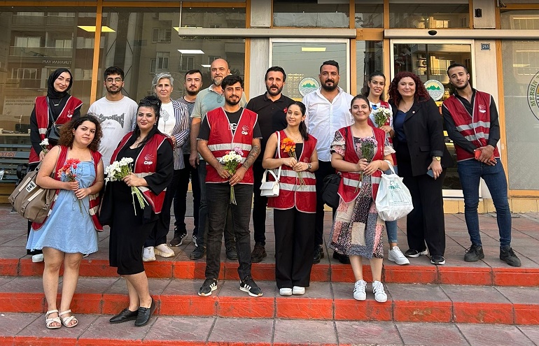 Mersin’de CHP Toroslar Gençlik Kolları üyeleri, Türkiye’de artan kadın cinayetleri