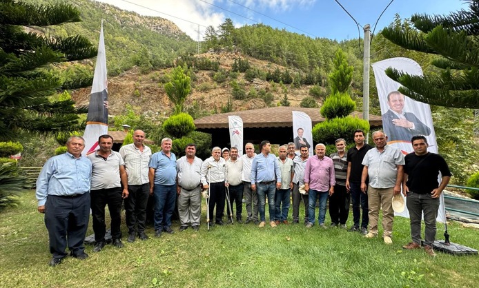 Mersin Büyükşehir Belediyesi Bozyazı Siyasi Koordinatörü Erdal Karan muhtarlarla buluştu.