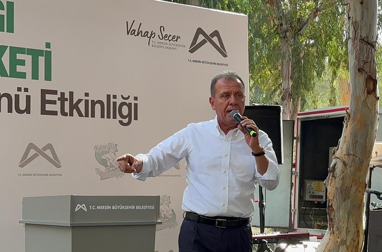 CHP’li Mersin Büyükşehir Belediye Başkanı Vahap Seçer, kadın çiftçilerle buluşmasında,