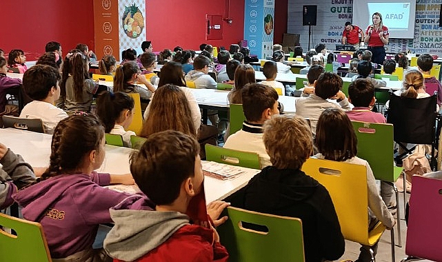 Çorlu Belediyesi Afet İşleri Müdürlüğü tarafından öğrencilere afet ve acil