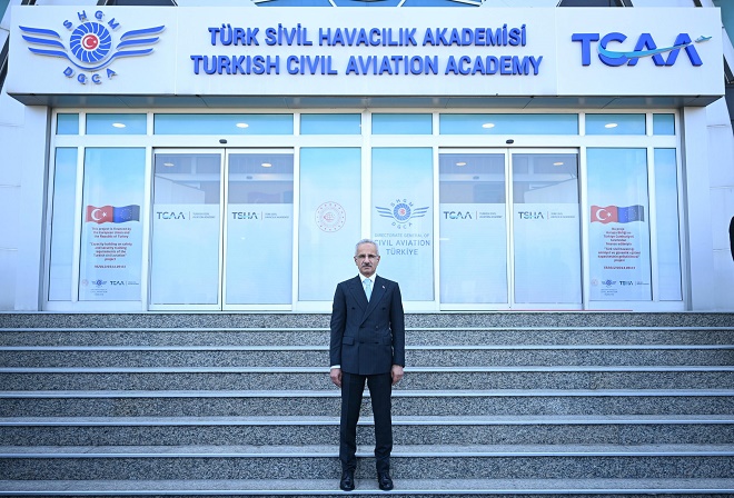 Ulaştırma ve Altyapı Bakanı Abdulkadir Uraloğlu, havayolu firmalarıyla gerçekleştirilen toplantının