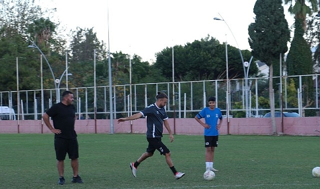 Kemer Belediyesi personeli kendi arasında dostluk maçı oynadı.