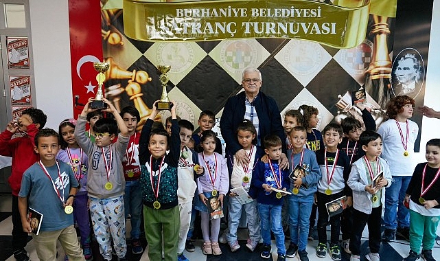 “Cumhuriyet Bayramı Satranç Turnuvası” Burhaniye Belediyesi Ahmet Akın Kültür Merkezi’nde