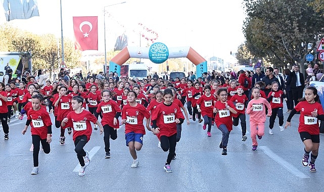 Nilüfer Belediyesi’nin Cumhuriyet’in 101’inci yılı etkinlikleri “Okullar arası Cumhuriyet Koşusu”