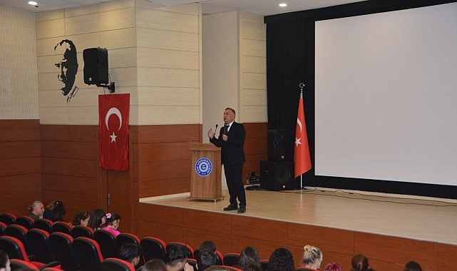 Ege Üniversitesi Oryantasyon Etkinlikleri kapsamında İletişim Fakültesinde “Dekan-Öğrenci Buluşması” gerçekleştirildi.