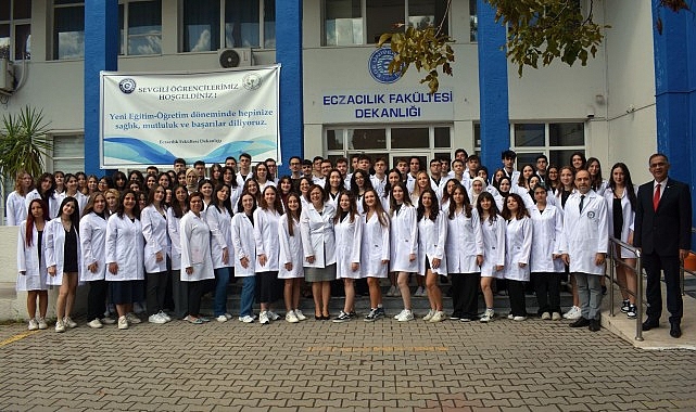 Ege Üniversitesi Eczacılık Fakültesi birinci sınıf öğrencileri, uyum haftası kapsamında