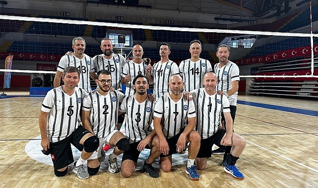 Ege Üniversitesi personelinden oluşan voleybol takımı Bölge Finallerinde guruptan lider