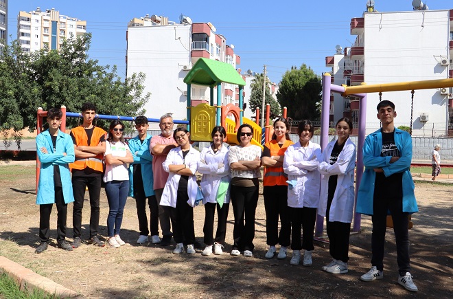 TOROSLAR’DA LİSELİ GENÇLER, KENDİ ÜRETTİKLERİ DETERJAN MALZEMELERİYLE PARK TEMİZLİĞİ YAPTI