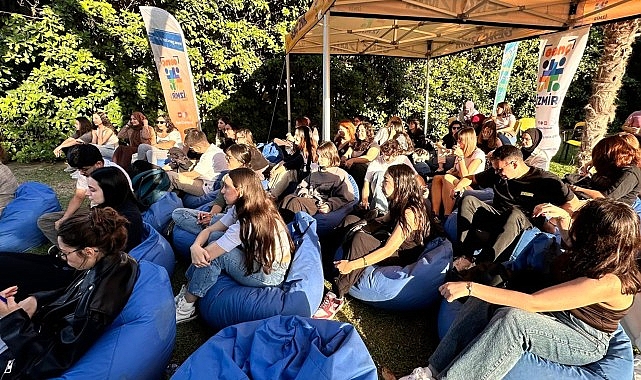 İzmir Büyükşehir Belediyesi, gençlere yeni ufuklar açmak amacıyla her ay
