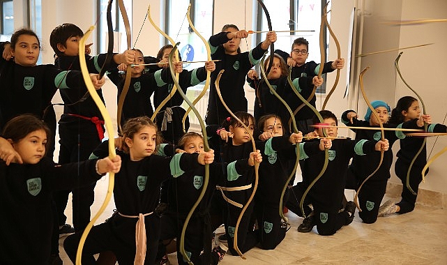Zeytinburnu Belediyesi’nin Zeytinburnu’nda yaşayan gençlere yönelik düzenlediği “Kış Spor Okulları”na