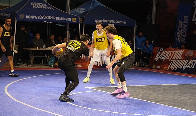 Konya Büyükşehir Belediyesi tarafından düzenlenen 3x3 Basketbol Turnuvası sporseverlere heyecan
