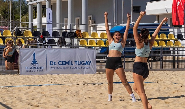 İzmir Büyükşehir Belediyesi’nin düzenlediği Liseliler Plaj Voleybolu Şenliği başladı.