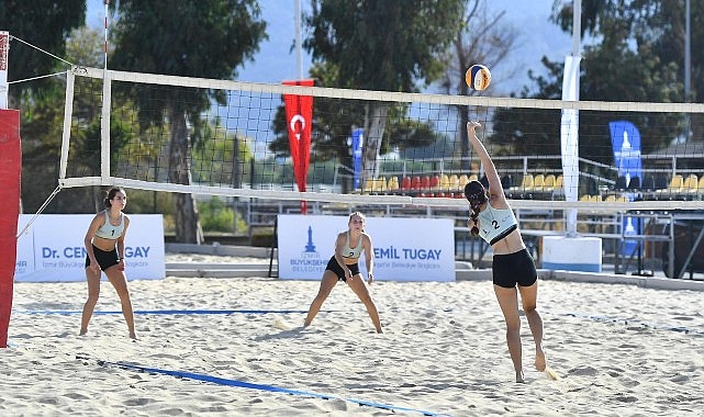 İzmir Büyükşehir Belediyesi'nin düzenlediği Liseliler Plaj Voleybolu Şenliği, gençleri spor