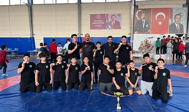 Menemen Belediyesi Güreş Takımı, Buca’da düzenlenen 29 Ekim Cumhuriyet Turnuvası’nda