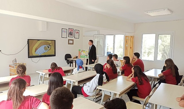 Manisa Büyükşehir Belediyesi’nin ‘Çalışkan Arılara Merhaba’ projesi kapsamında Gölmarmaralı öğrenciler
