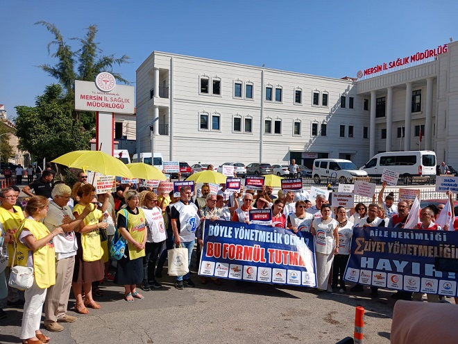 Mersin’de sağlık örgütleri, yönetmeliklerin mesleği değersizleştirdiğini ve sağlık çalışanlarını zor