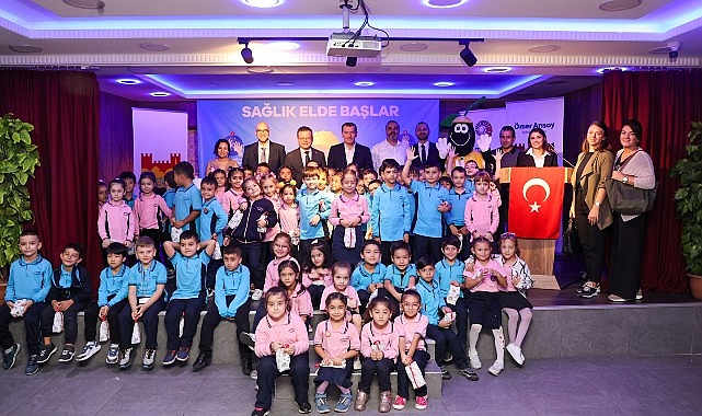 Gazi Paşa İlkokulu’nda düzenlenen ilk eğitim etkinliğine Zeytinburnu Belediye Başkanı Ömer