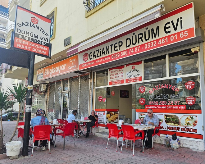 Mersin’in Mezitli ilçesinde hizmet veren Gaziantep Dürüm Evi, yöresel lezzetleriyle