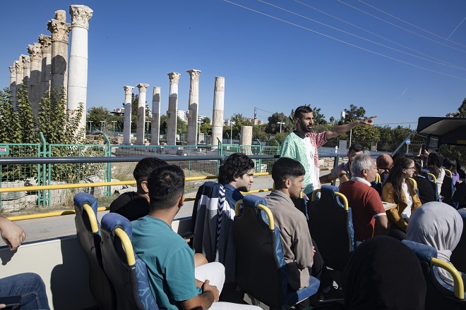 Mersin Büyükşehir Belediyesi, üniversiteyi yeni kazanmış öğrenciler için kent tanıtım