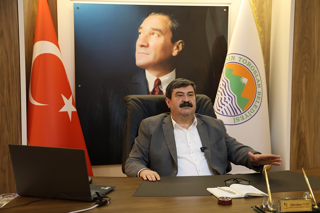 Toroslar Belediye Başkanı Abdurrahman Yıldız, belediye önünde eylem yapan ve