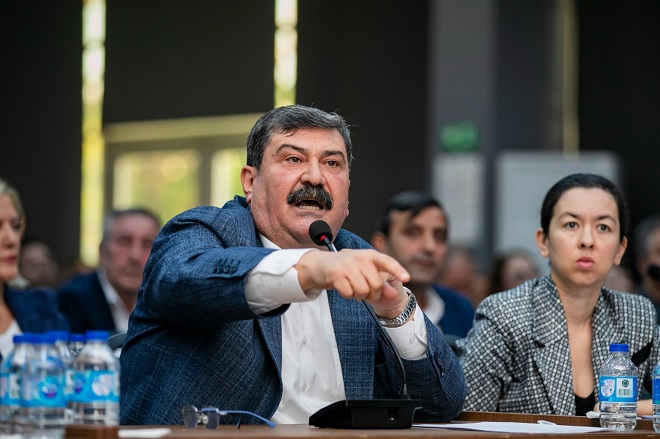 Mersin Pazarcılar Odasının Toroslar Belediyesi önündeki eylemde kayyum çağrısı yapması,