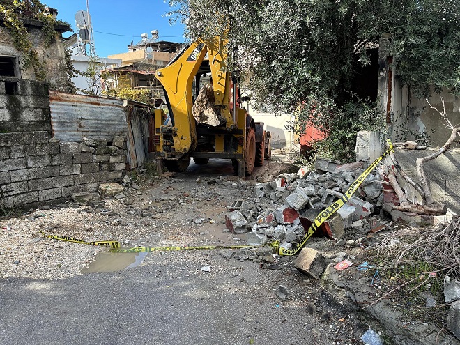 Tarsus’ta yoğun yağışın ardından meydana gelen deformasyon nedeniyle Tarsus Belediyesi ekipleri,merkez ve