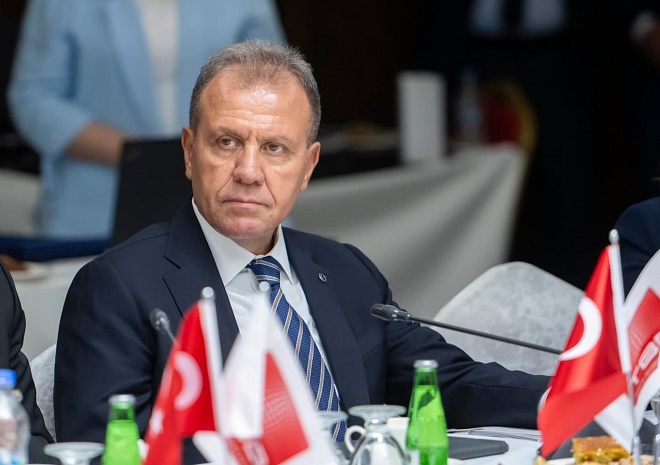 Vahap Seçer, iktidar medyasının hedef gösterdiği CHP’li belediyelere sahip çıktı.