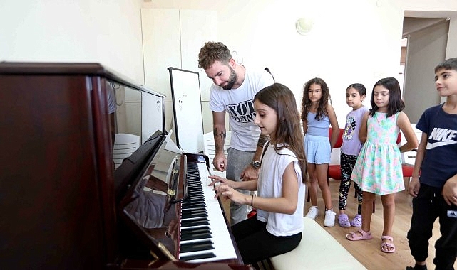 Bayraklı Belediyesi tarafından Bayraklı Sanat ve Müzik Akademisi (BASAMAK) çatısı