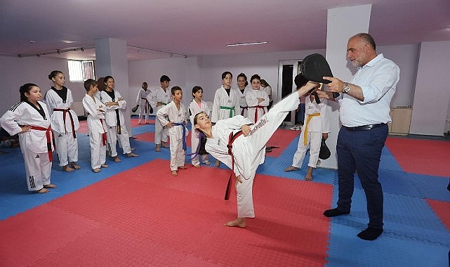 Canik Belediyesi Kış Spor Okulları'yla çocuklar ücretsiz spor eğitimiyle buluşuyor.