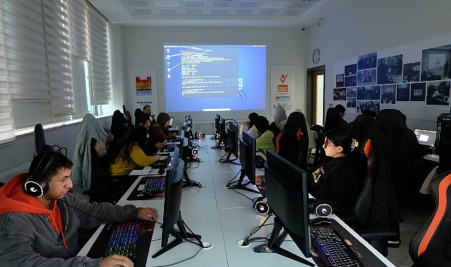 Zeytinburnu Gençlik Merkezi (ZEYGEM)’nin Zeytinburnu’nda ikamet eden lise ve üniversite