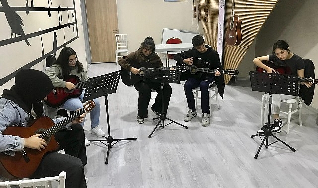 Dilovası Belediyesi’nin düzenlediği gitar, bağlama, piyano ve solfej kursları, ilçe