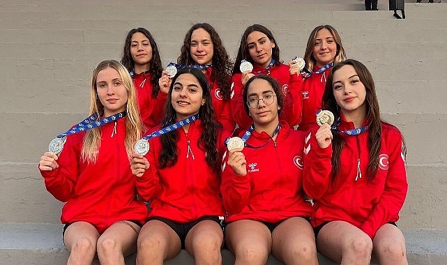 Ege Üniversitesi Sualtı Ragbisi Takımı, 7’si erkek, 8’i kadın sporcu