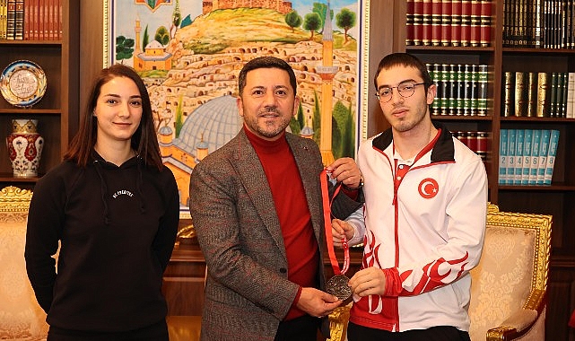 Kulübüne transfer olan sporcuları antrenörlerini ve tırmanışçı Mustafa Sacit Sümer