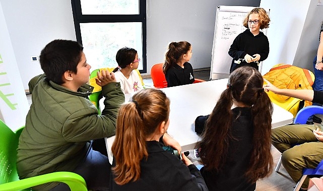 İzmir Büyükşehir Belediyesi tarafından oluşturulan İzmir Çocuk Meclisi,  komisyon toplantılarına