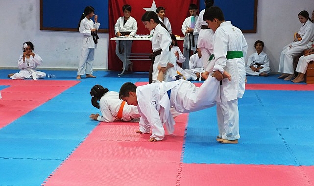Kemer Belediyesi Karate Takımı'nda yer alan 27 sporcu düzenlenen kuşak