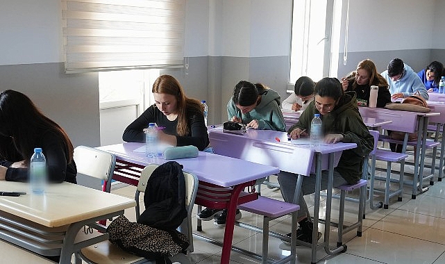 Keçiören Belediyesi, kurs merkezlerinde gerçekleştirilen kamp programı ile öğrencilere verimli