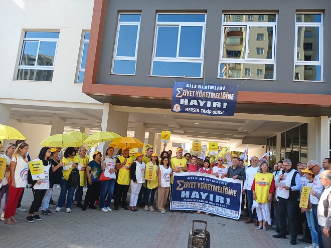 Mersin’de Sağlık Bakanlığı’nın yeni yönetmeliğine tepki olarak bir araya gelen